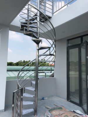 Cầu thang inox xoắn ốc lên sân thượng