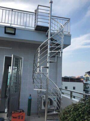 Cầu thang lên sân thượng xoắn ốc bằng inox