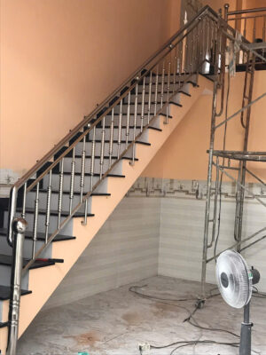 Mẫu cầu thang inox đơn giản