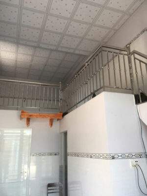 Mẫu lan can inox 304 có chi tiết vòng tròn giữa thanh đứng