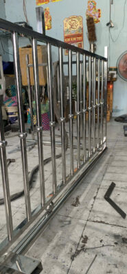 Mẫu lan can inox 304 có chi tiết vòng tròn giữa thanh đứng