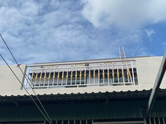 Mẫu lan can inox 304 họa tiết bông vàng